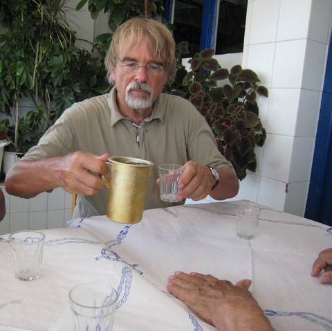 Gunnar Heinsohn pouring wine to Alfred de Grazia in Naxos, Greece, 2012