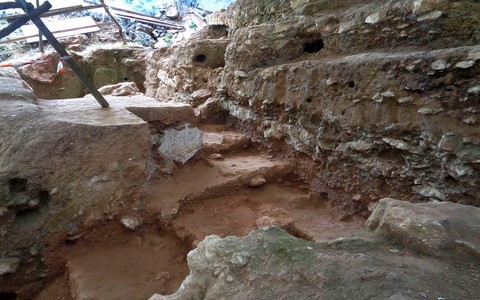 neanderthal excavation abri-du-maras, france